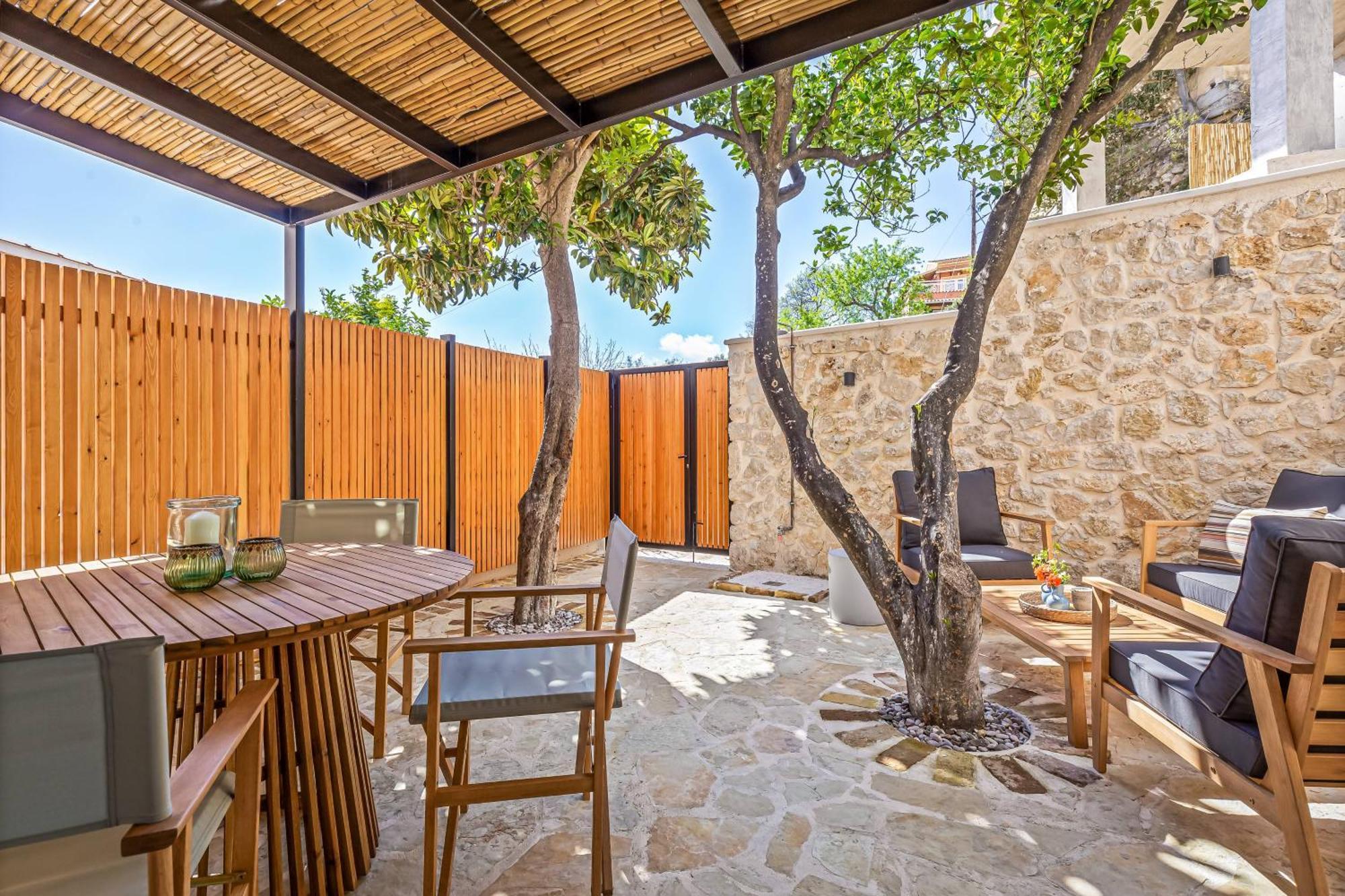 Courtyard Corfu * Lákones