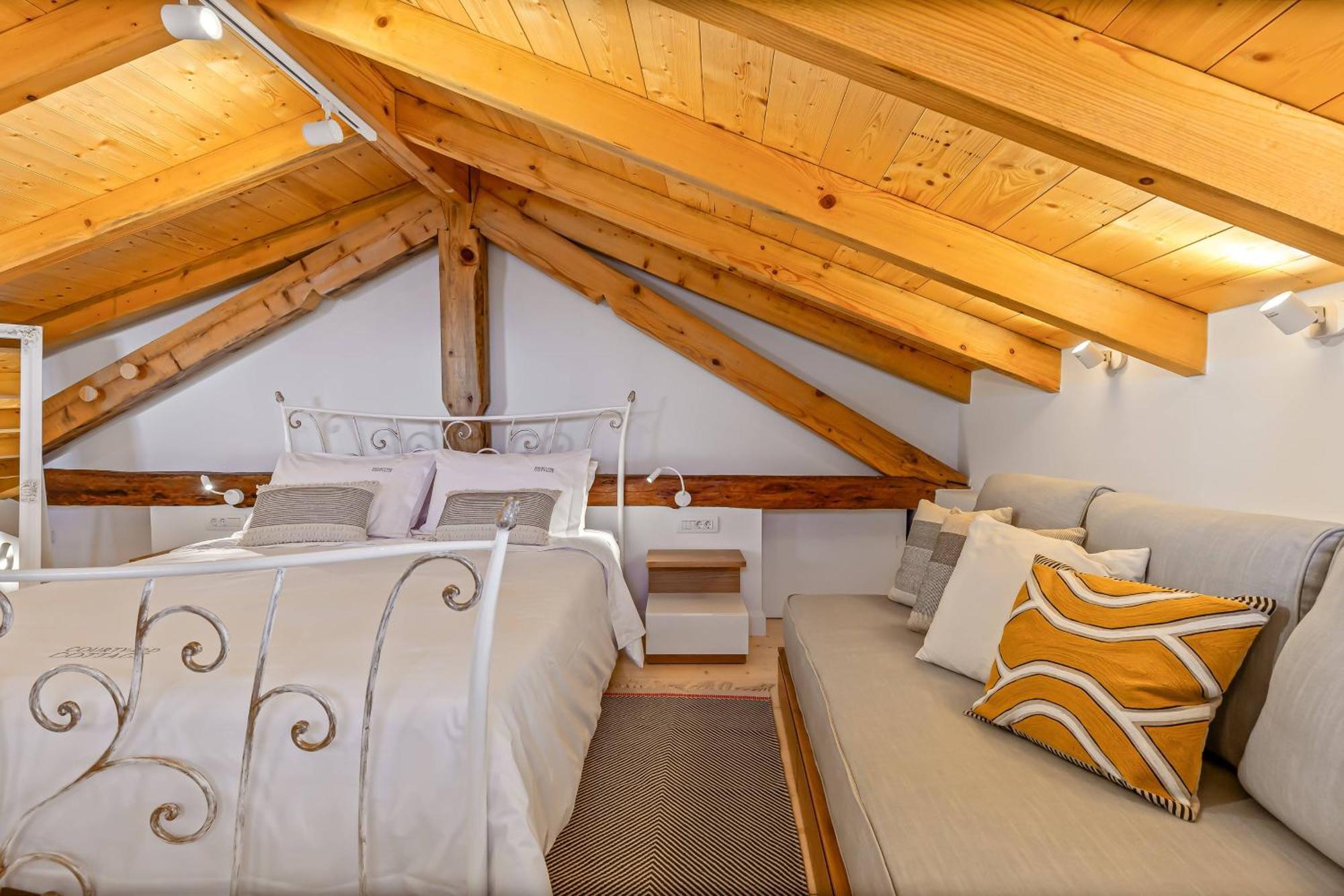 Courtyard Corfu Apartment Lakones