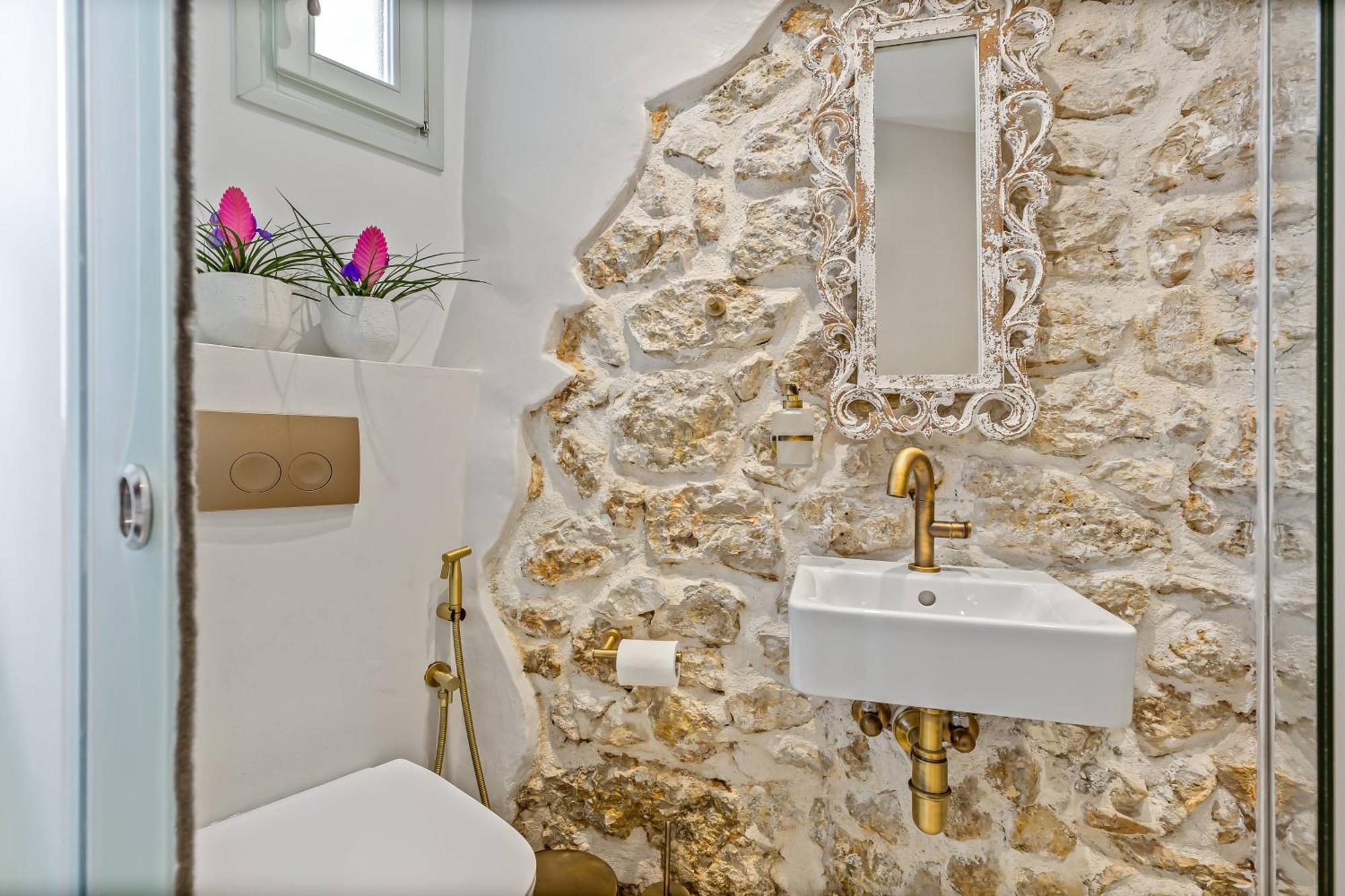 Courtyard Corfu Apartment Lakones